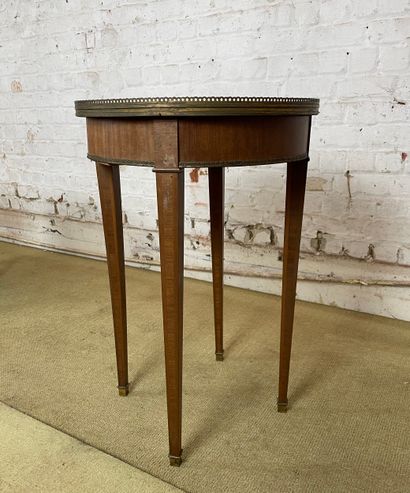 Table circulaire de style Louis XVI 
Table...