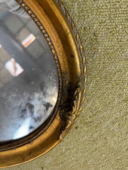 Miroir ovale en bois doré de style Louis...