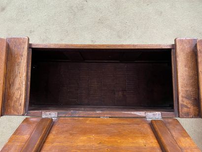 Banc coffre en chêne sculpté, style néo-gothique,...