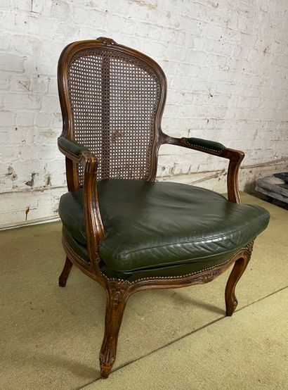 Fauteuil en bois sculpté, cannage et cuir...