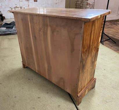 Petite bibliothèque basse en placage de bois...
