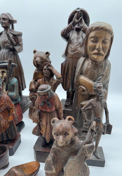 Set of wooden sculptures with various subjects
A...