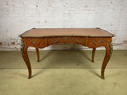 Bureau plat en marqueterie et bronze doré...