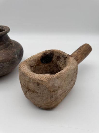 Ensemble d’objets ethnographiques en terre...