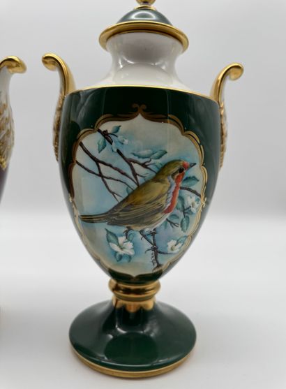 Caverswall China Co. Ltd - Paire de vases...