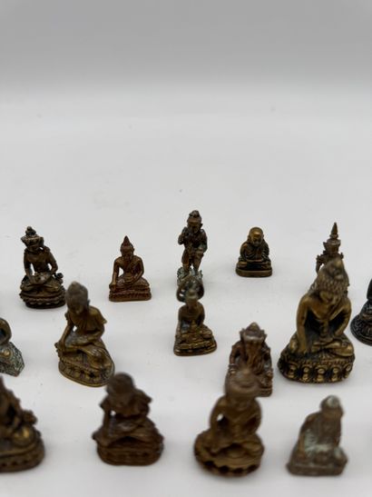 Lot de petites figurines bouddhistes
Ensemble...