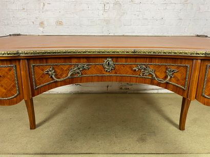 Bureau plat en marqueterie et bronze doré...