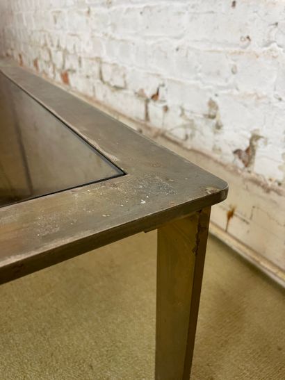 Table basse en métal et verre - Travail des...