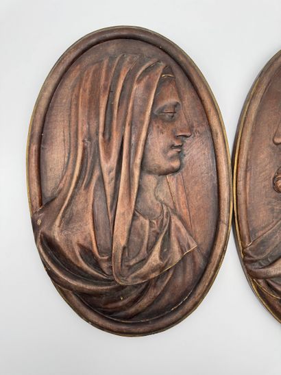 Paire de plaques ovales en bas-relief - Profils...