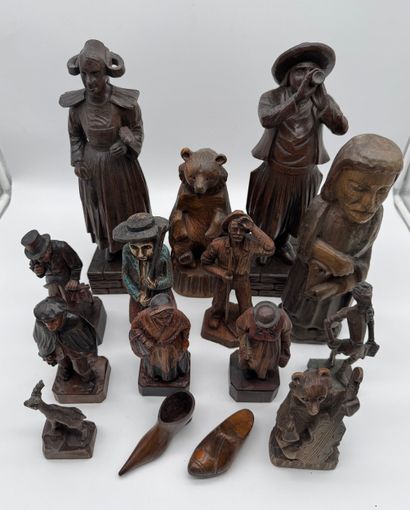 Set of wooden sculptures with various subjects
A...