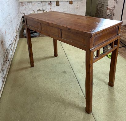 Table console en bois ouvrant par trois tiroirs...