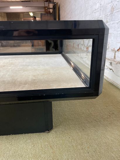 Table basse vitrine de style Maison Jansen,...