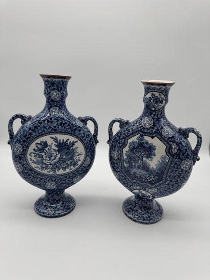 Paire de vases gourdes en faïence à décor...