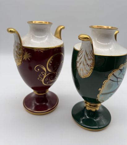 Caverswall China Co. Ltd - Paire de vases...