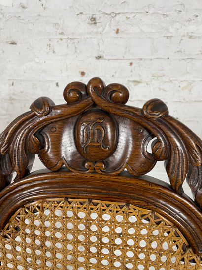 Fauteuil en bois sculpté et cannage - Style...