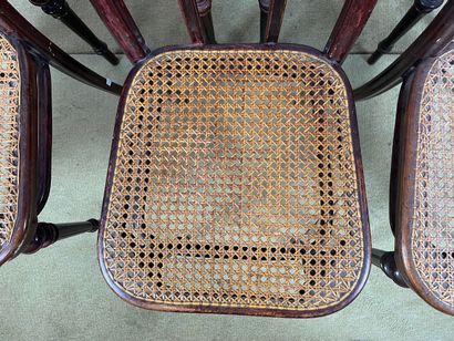 Suite de six chaises dans le goût de Thonet...