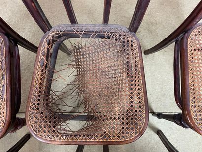 Suite de six chaises dans le goût de Thonet...
