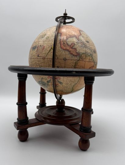 Globe terrestre sur piètement en bois
Globe...