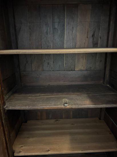 Armoire régionale en bois mouluré, travail...