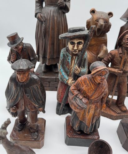 Set of wooden sculptures with various subjects
A...