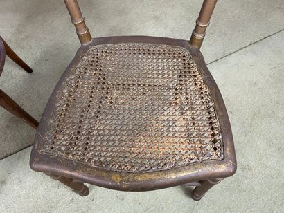 Lot de trois chaises en bois et cannage,...