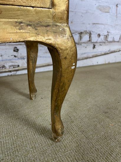 Commode d’appoint en bois stuqué et doré...