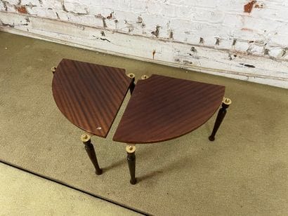 Paire de tables d’appoint demi-lune modulables.
Paire...