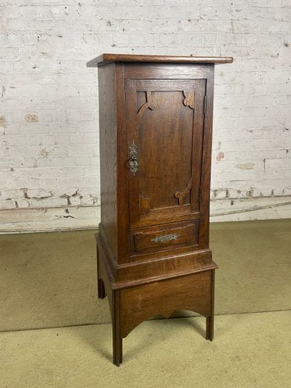 Petit meuble d’appoint de style rustique...