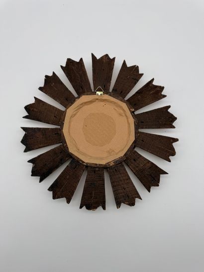 Miroir en bois sculpté et doré, à décor de...