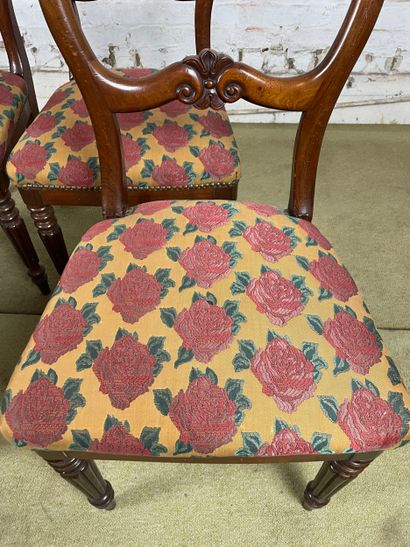 Suite de 4 chaises de style victorien (fin...