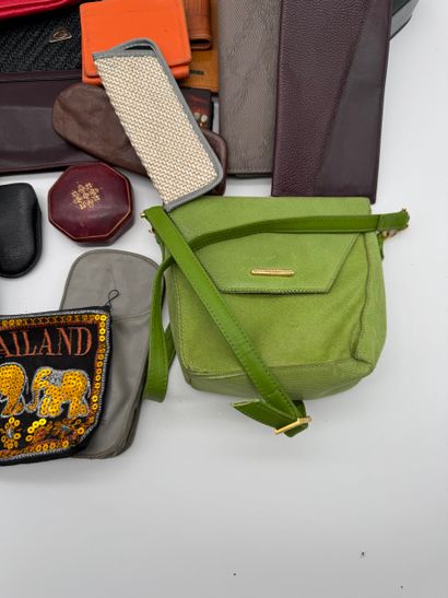 Lot de sacs, pochettes et porte-monnaie vintage
Ensemble...