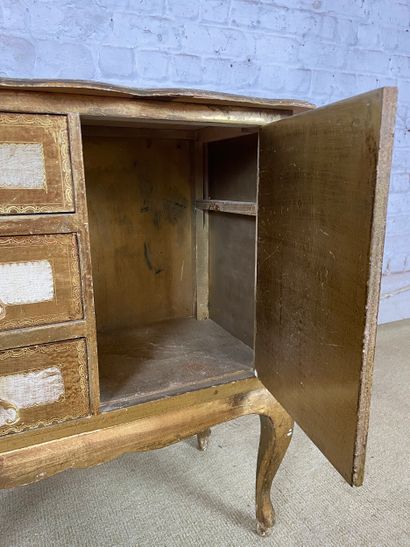 Commode d’appoint en bois stuqué et doré...