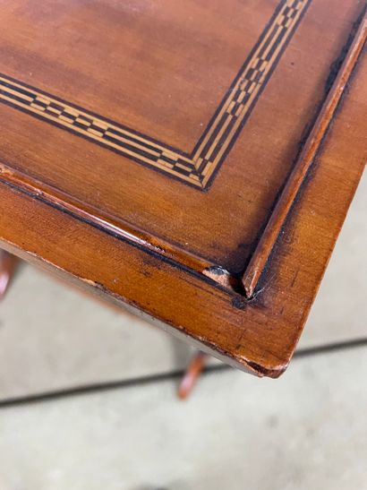 Paire de tables gigognes de style Sheraton...