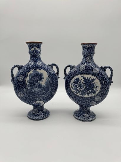Paire de vases gourdes en faïence à décor...