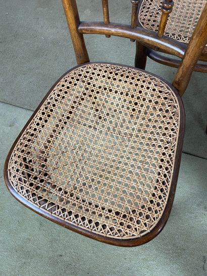 Suite de 4 chaises en bois et cannage - Thonet
Suite...