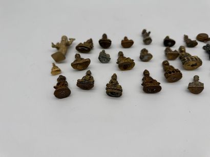 Lot de petites figurines bouddhistes
Ensemble...