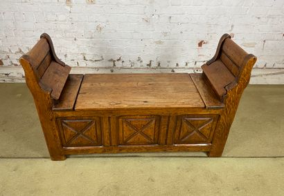 Banc coffre en chêne sculpté, style néo-gothique,...