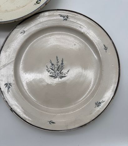 Lot d’assiettes en faïence et céramique diverses...