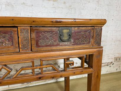 Table console en bois ouvrant par trois tiroirs...