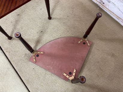 Paire de tables d’appoint demi-lune modulables.
Paire...
