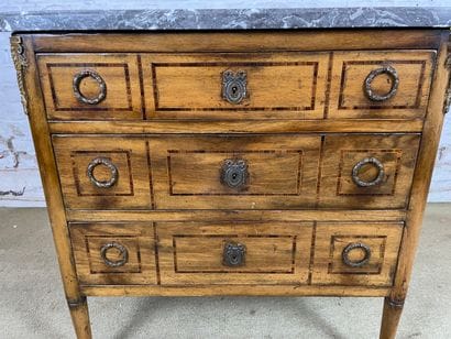 Commode de style Louis XVI en bois, plateau...