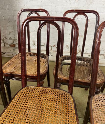 Suite de six chaises dans le goût de Thonet...