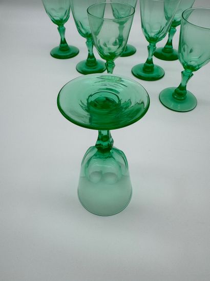 Série de huit verres en cristal d’ouraline...