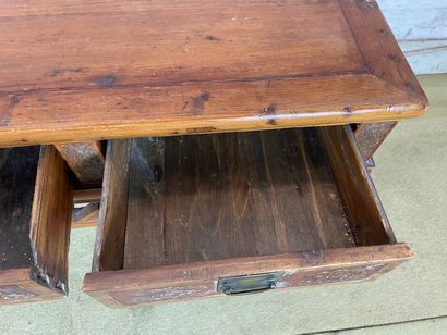 Table console en bois ouvrant par trois tiroirs...