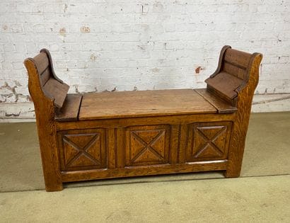 Banc coffre en chêne sculpté, style néo-gothique,...