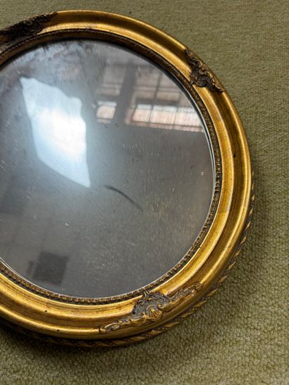 Miroir ovale en bois doré de style Louis...