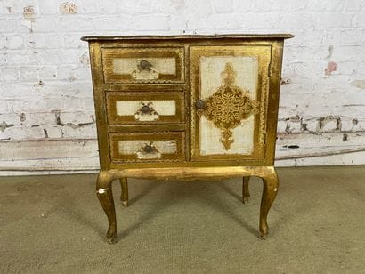 Commode d’appoint en bois stuqué et doré...