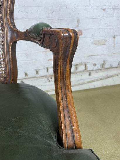 Fauteuil en bois sculpté, cannage et cuir...