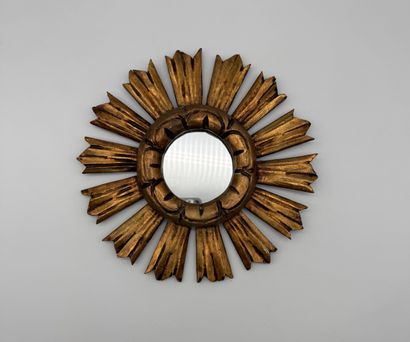 Miroir en bois sculpté et doré, à décor de...