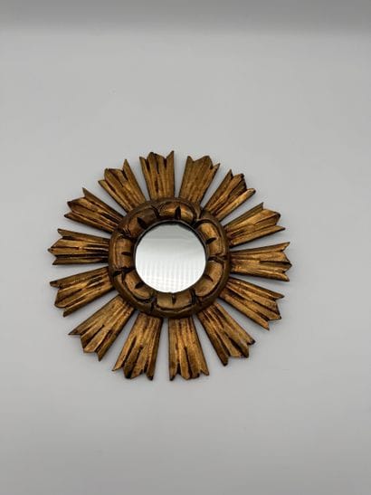 Miroir en bois sculpté et doré, à décor de...